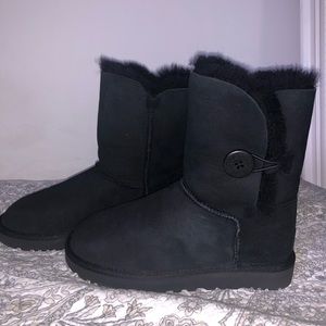 UGG Bailey Button Black Size 6